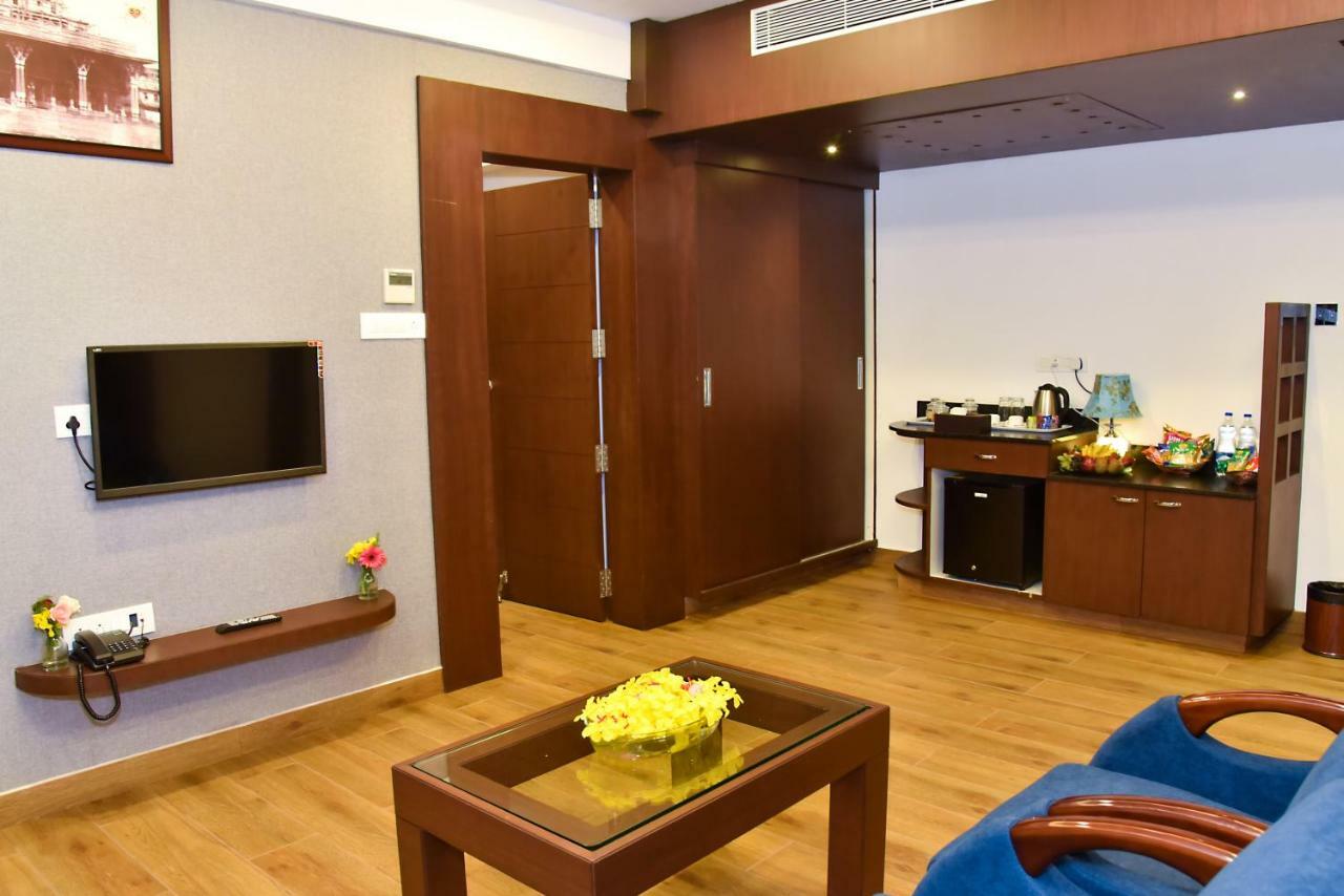 Silver Oak Hotel Мисор Екстериор снимка