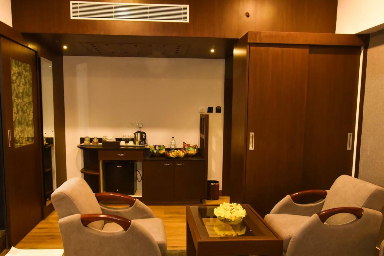Silver Oak Hotel Мисор Екстериор снимка